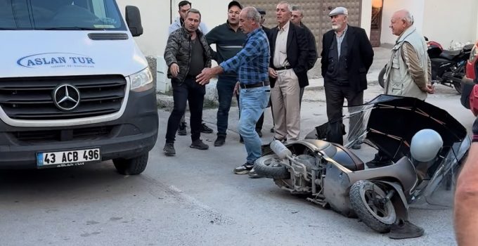 Motosiklet ile servis aracı çarpıştı: 1 yaralı