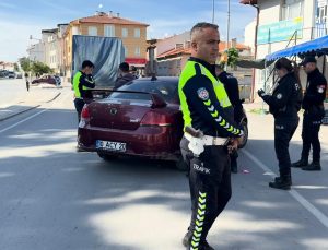 Polisin şüphelendiği araçtan ehliyetsiz sürücü çıktı