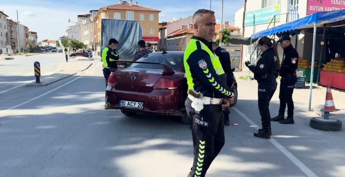 Polisin şüphelendiği araçtan ehliyetsiz sürücü çıktı