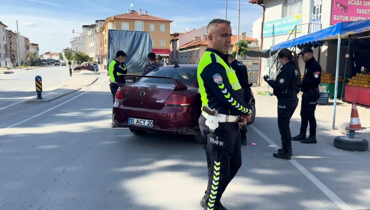 Polisin şüphelendiği araçtan ehliyetsiz sürücü çıktı