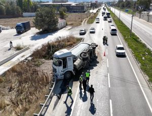 Kontrolden çıkan TIR bariyerlere çarptı: Dorsedeki çakıl taşları yola döküldü
