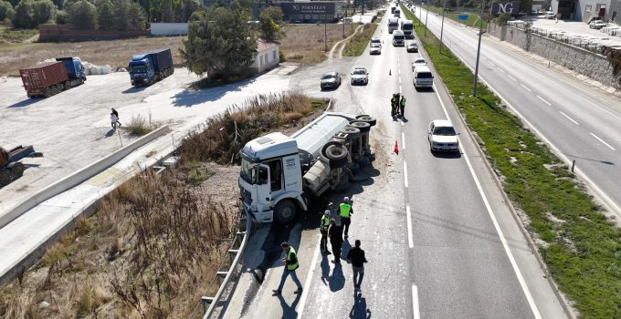Kontrolden çıkan TIR bariyerlere çarptı: Dorsedeki çakıl taşları yola döküldü