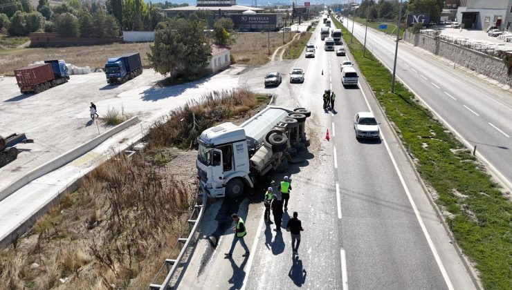 Kontrolden çıkan TIR bariyerlere çarptı: Dorsedeki çakıl taşları yola döküldü