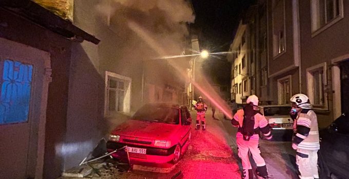 3 katlı apartmanda çıkan yangında 1 kişi hayatını kaybetti
