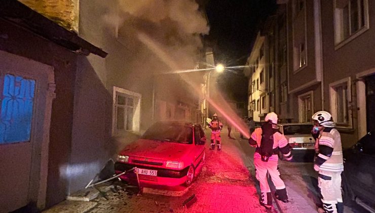 3 katlı apartmanda yangın: 2 kişi hastaneye kaldırıldı