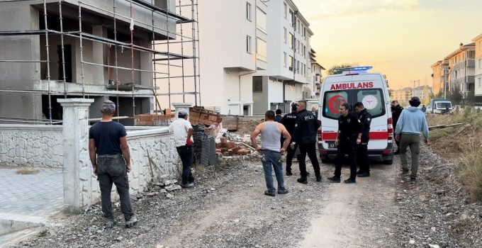 Çatıdan düşen 56 yaşındaki usta ağır yaralandı