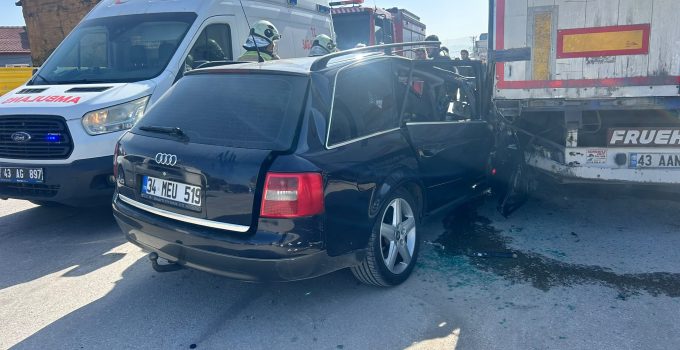 Otomobil TIR’ın dorsesine saplandı: Sürücü yaralandı