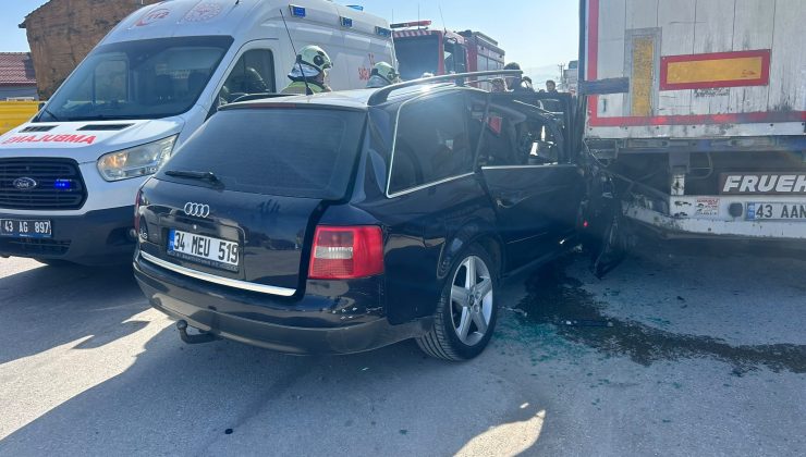 Otomobil TIR’ın dorsesine saplandı: Sürücü yaralandı