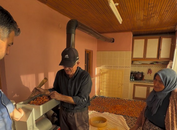 Gediz’de tarhana mesaisi başladı! Başkan Akel de kolları sıvadı