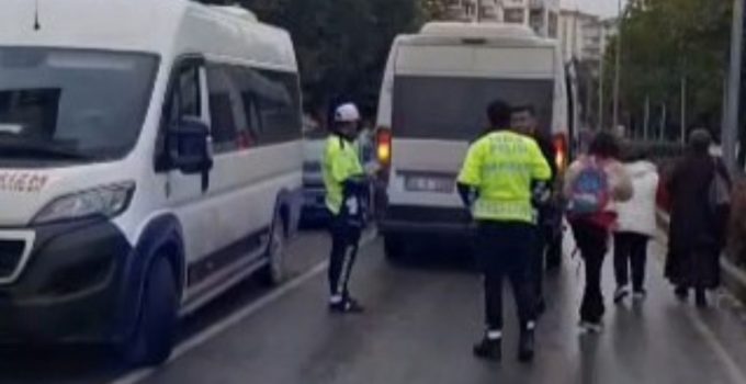 Dur ihtarına uymayan servis sürücüsü öğrencileri araçta bırakıp kaçtı
